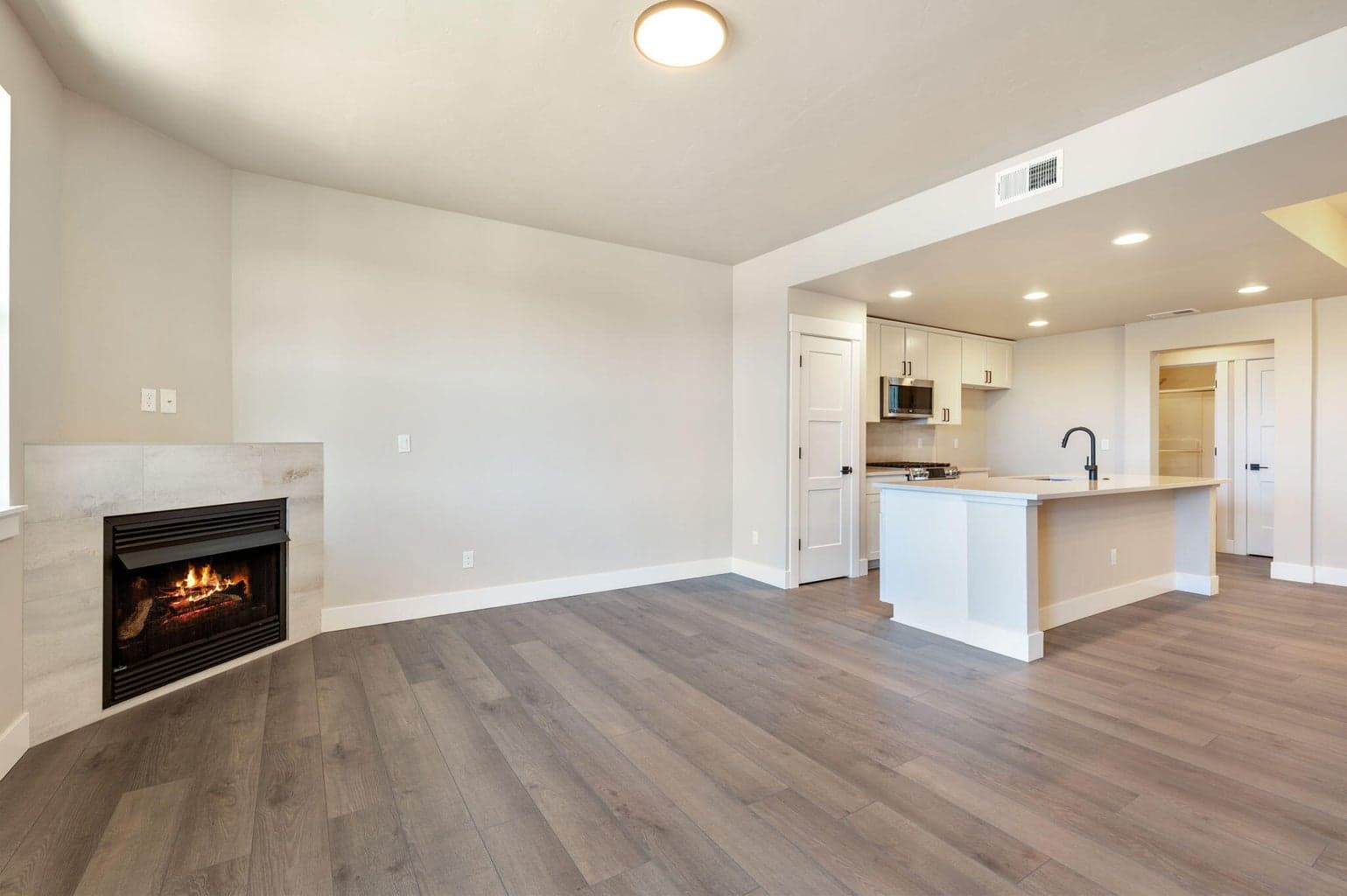 Photo of 20516 Empire 3 of 36