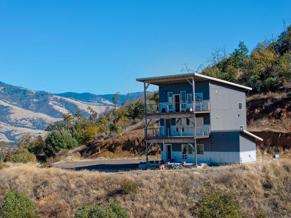 Photo of 3152 Siskiyou 2 of 49