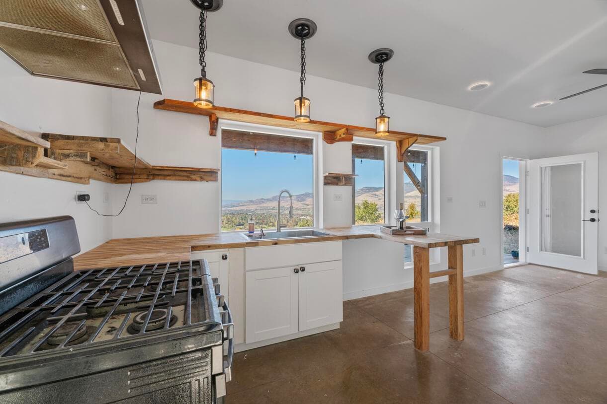 Photo of 3152 Siskiyou 5 of 49