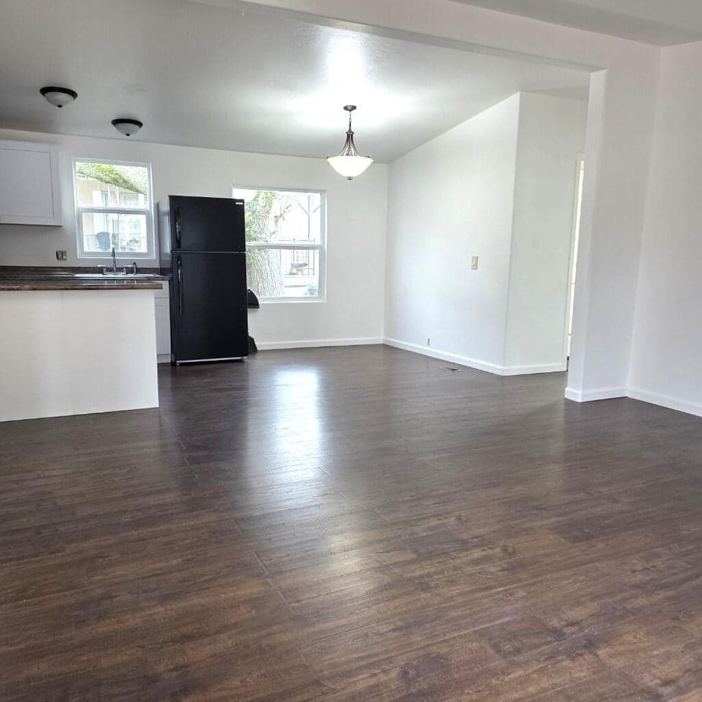 Photo of 939 Valley View 4 of 13