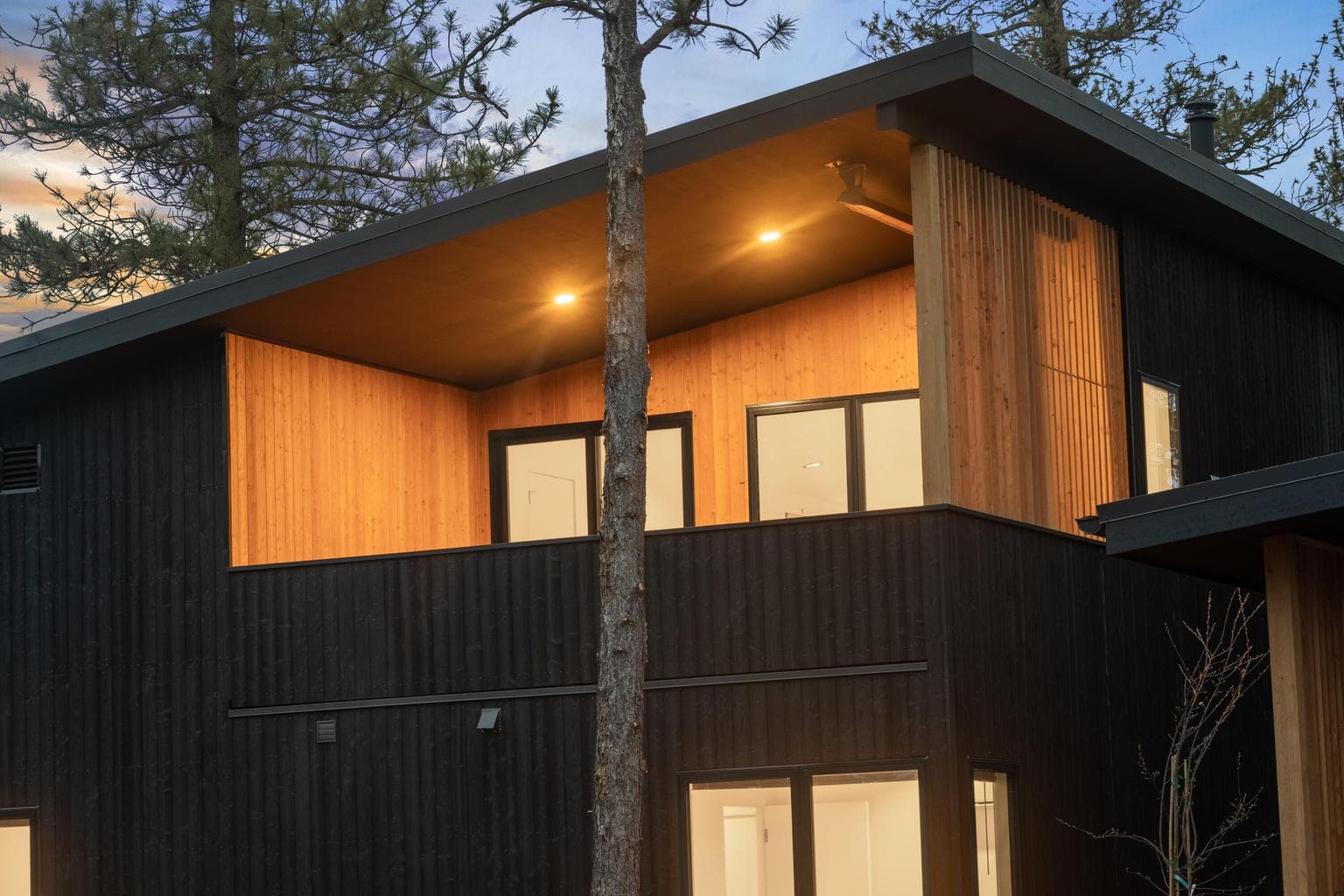 Photo of 631 Sisters Woodlands Way 2 of 34