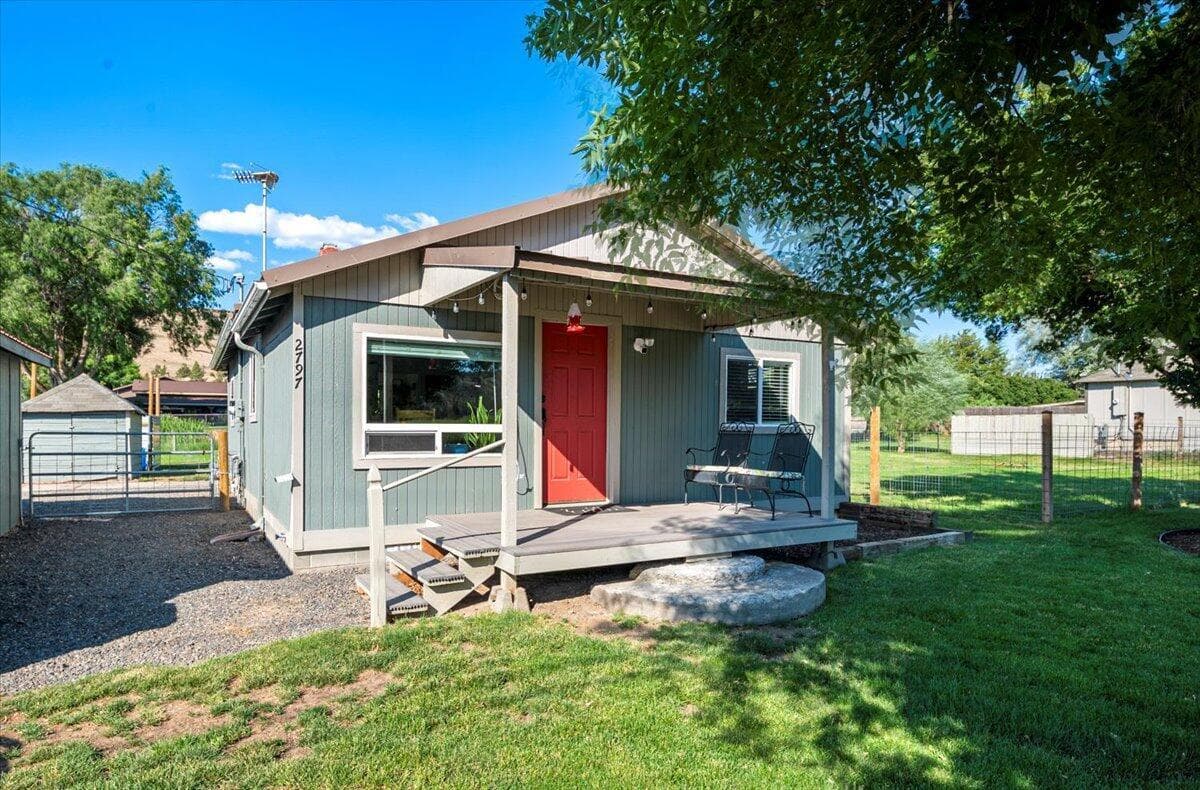 Photo of 2797 Paulina 1 of 47