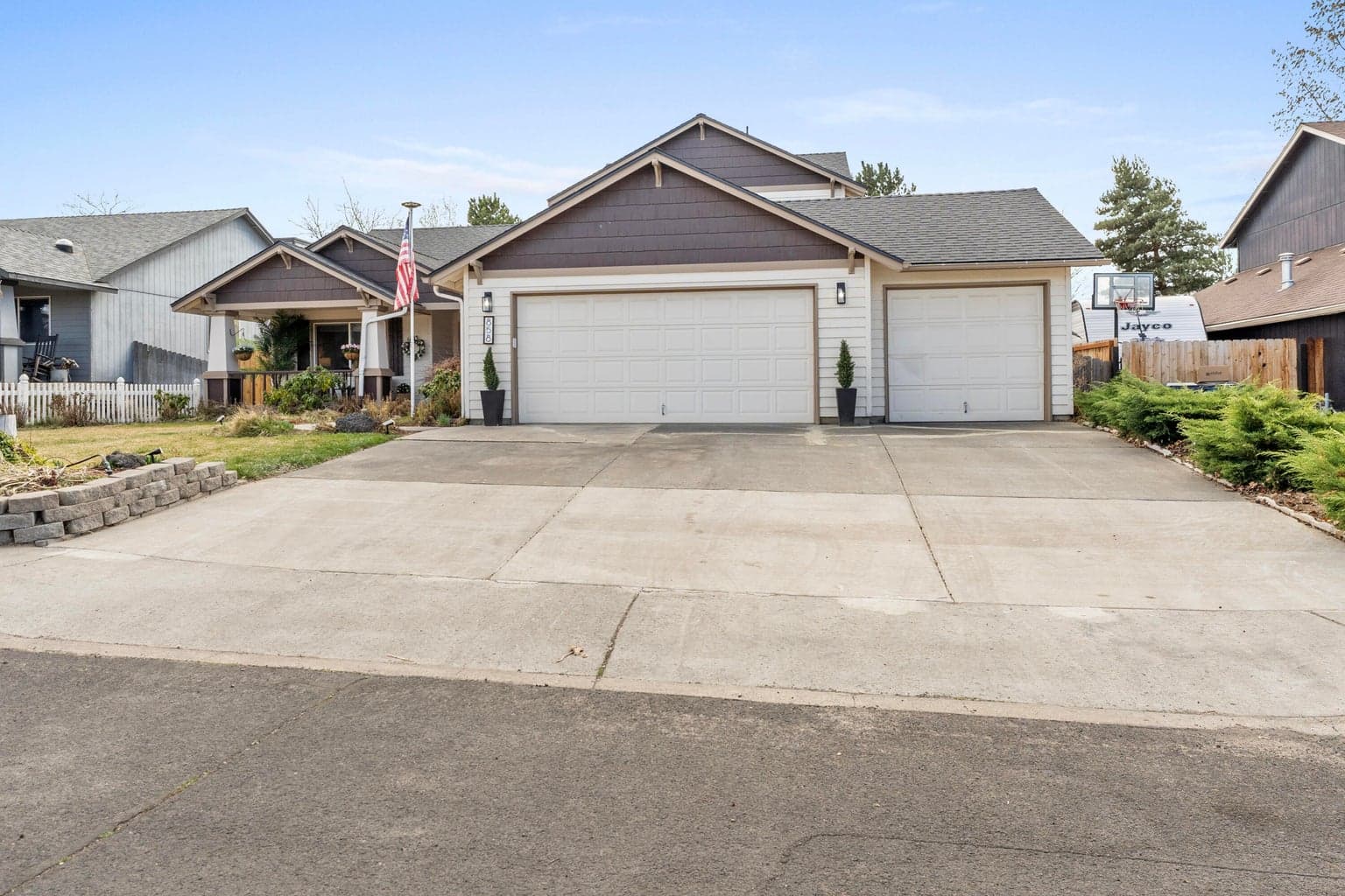 Photo of 858 Poplar 2 of 32