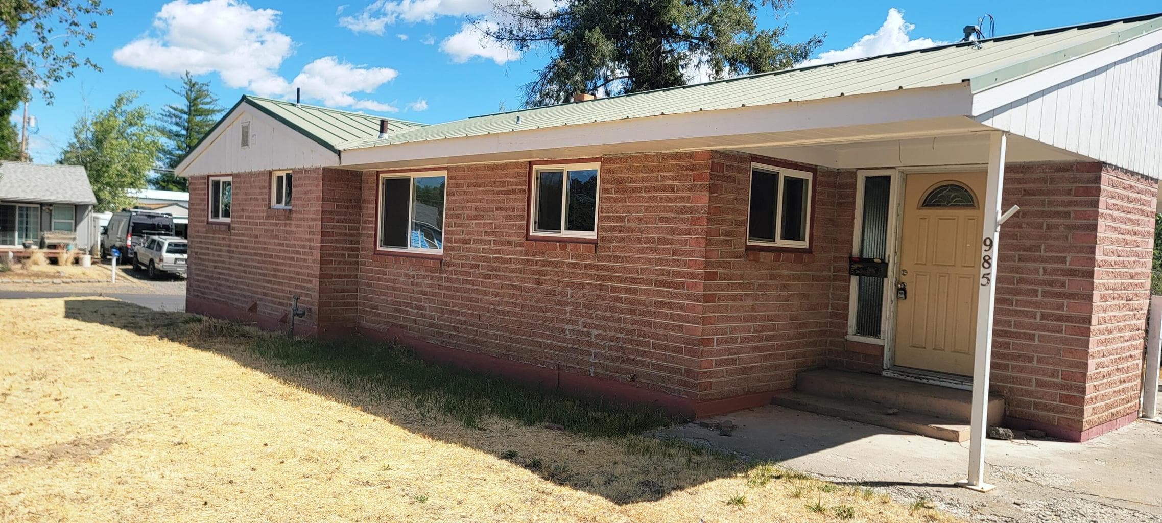 Photo of 985 Crest 3 of 10