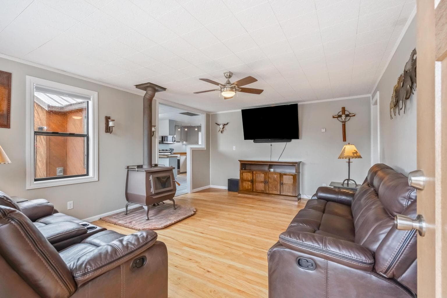 Photo of 681 Dunham 3 of 37
