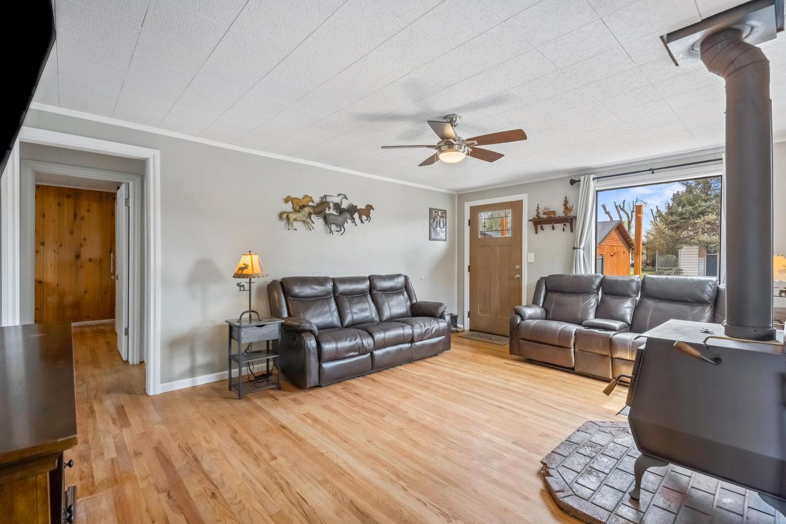 Photo of 681 Dunham 5 of 37