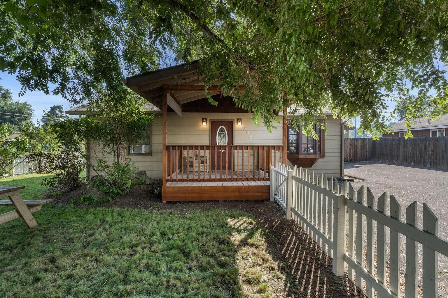 Photo of 654 4th 2 of 18