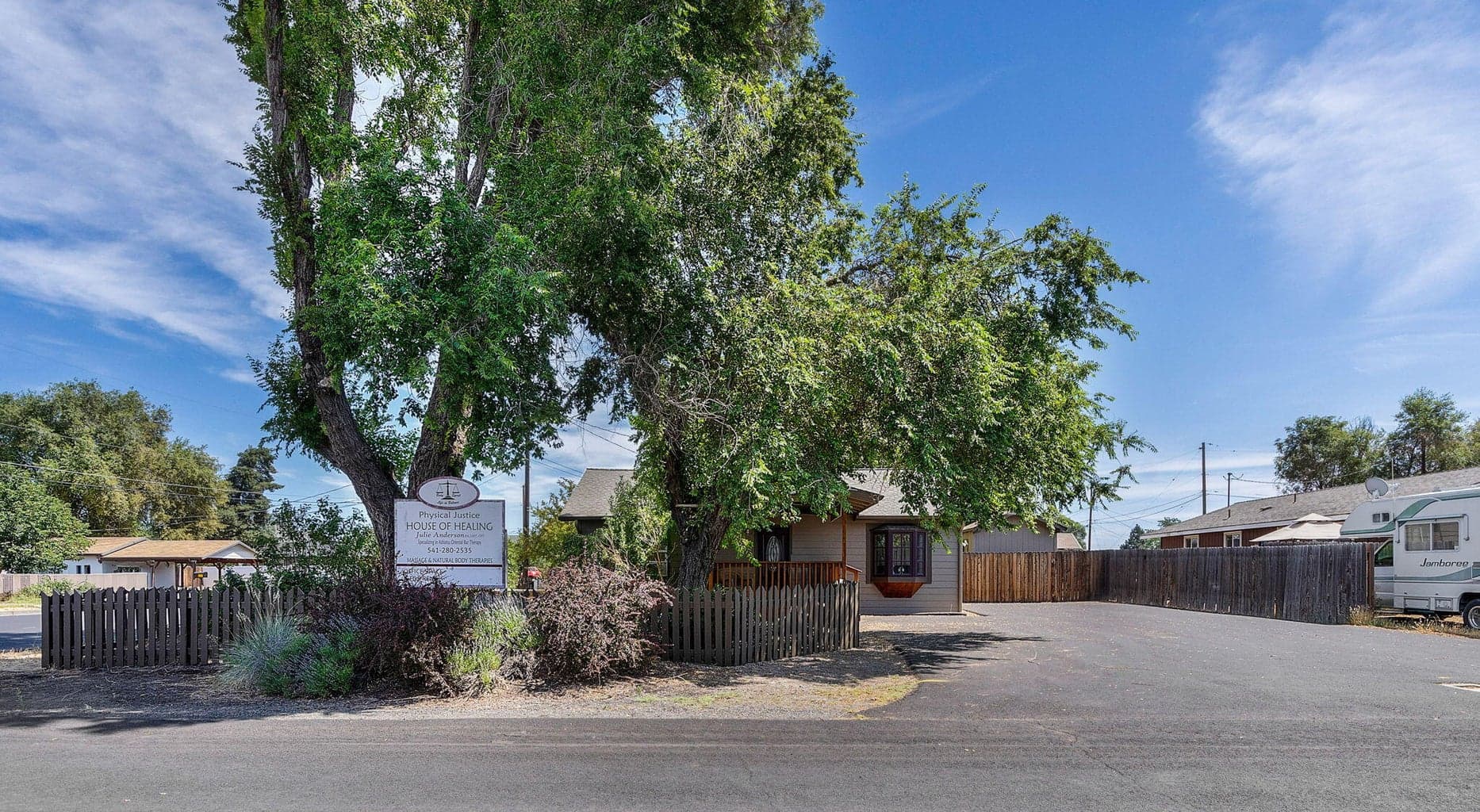 Large driveway could accommodate RV parking.