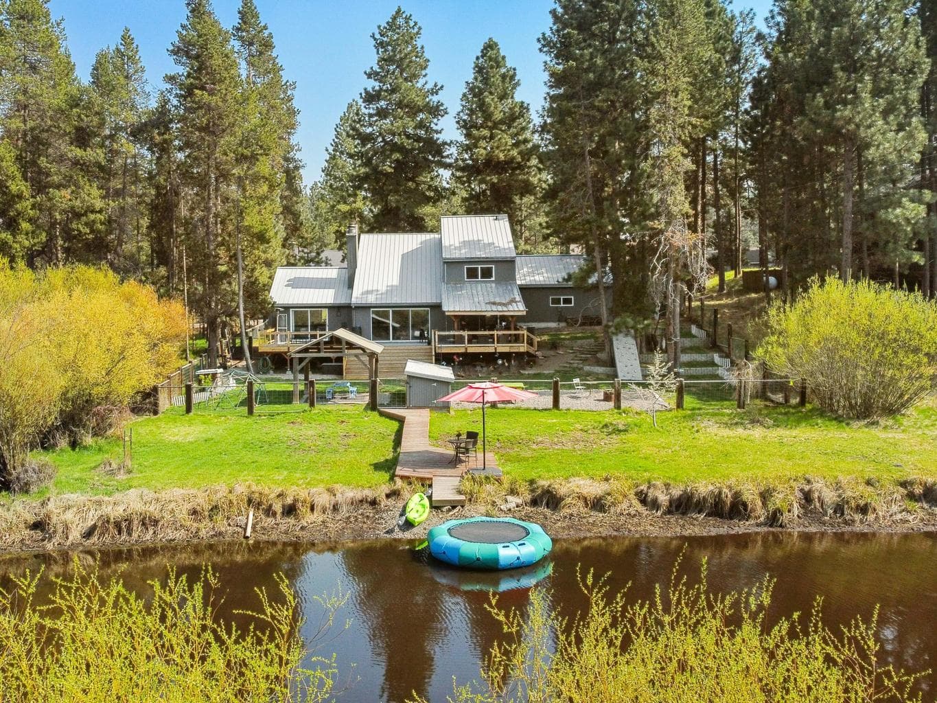 Riverfront chalet on a private bend of the Deschutes within the Central Oregon pine forest