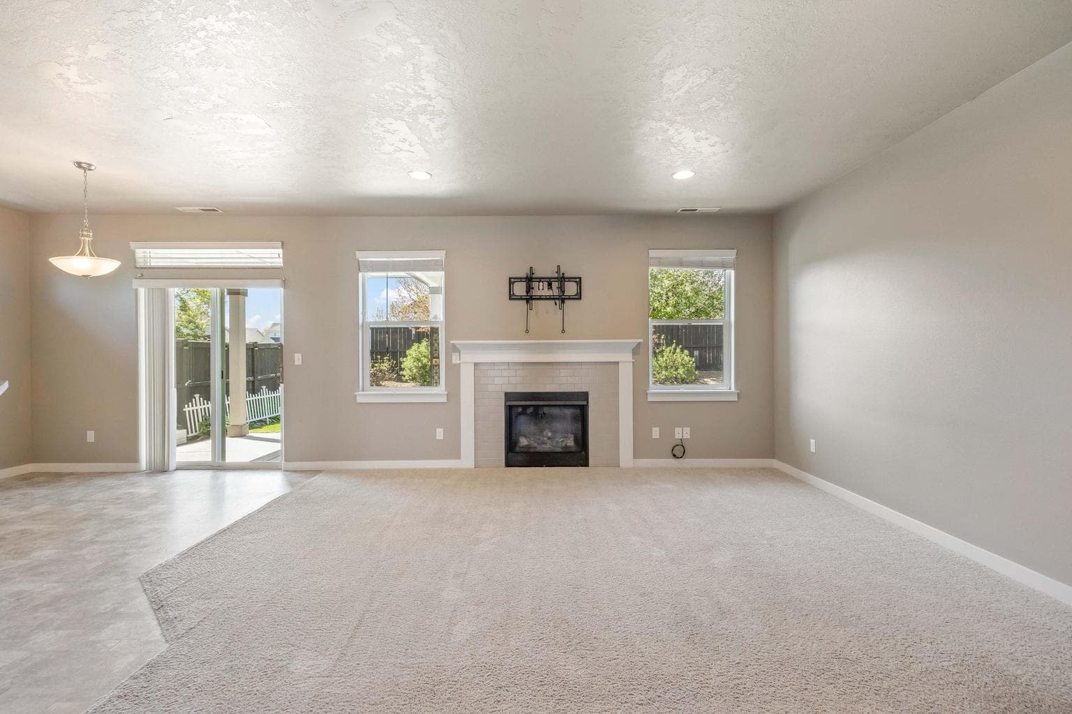 Photo of 2510 Hemlock 4 of 32
