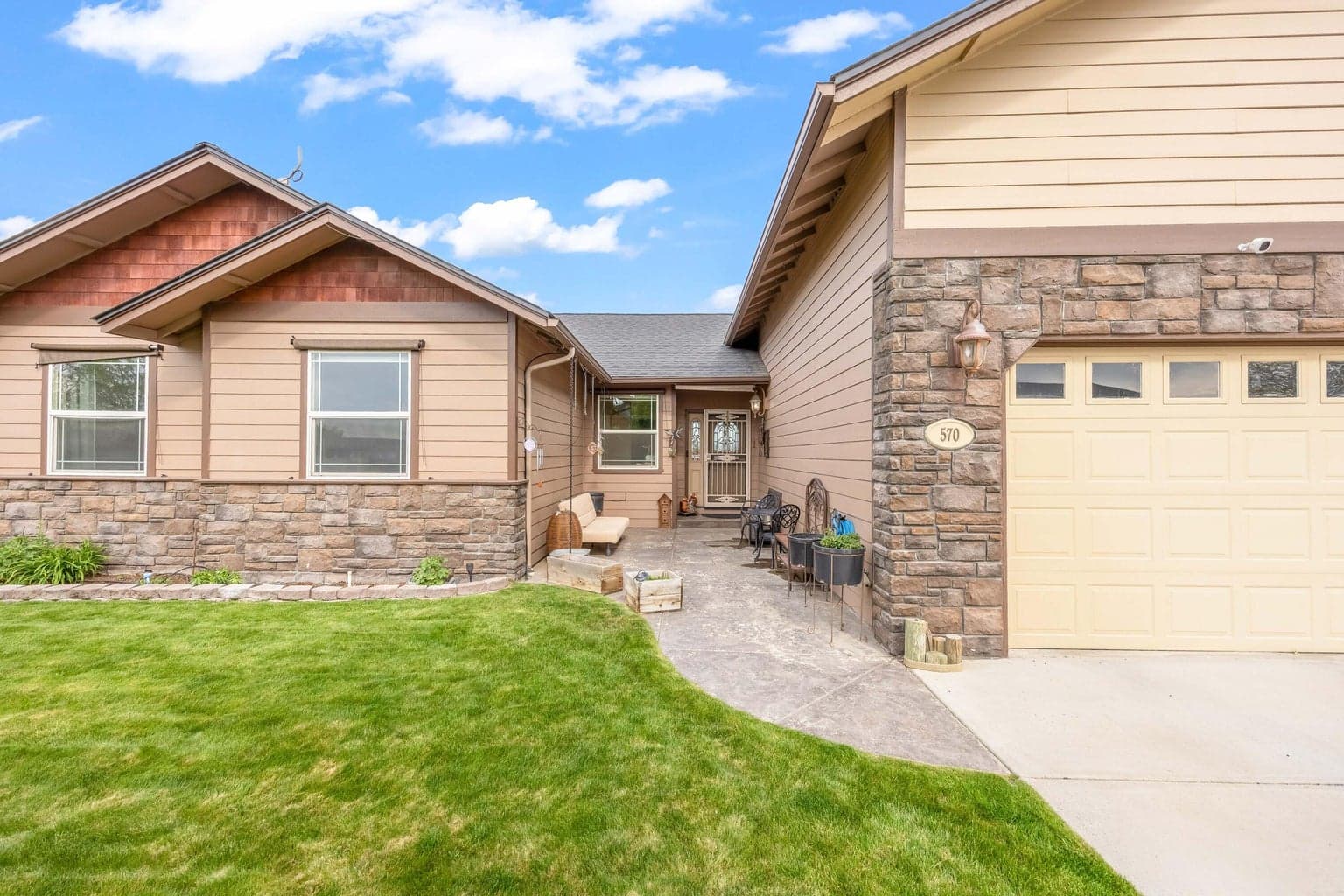 Photo of 570 Mountain Ridge 3 of 43