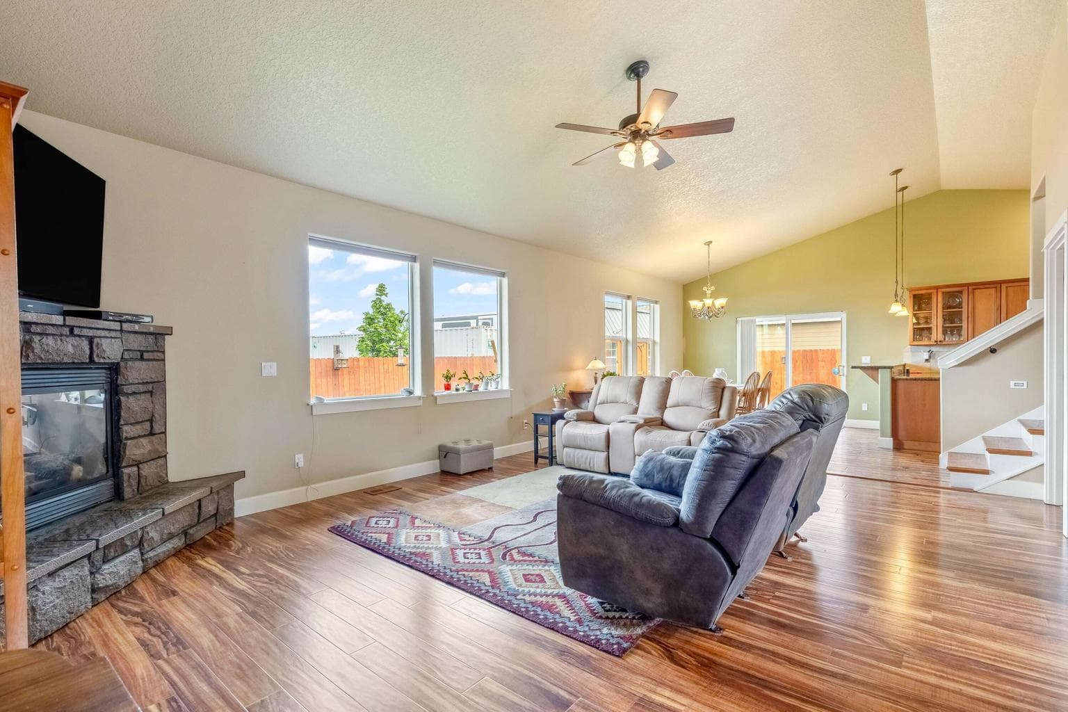 Photo of 570 Mountain Ridge 4 of 43
