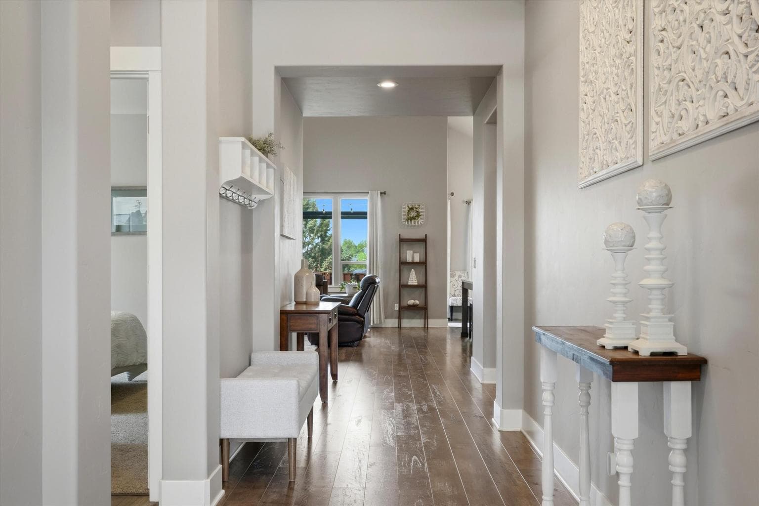 Entry hall (7 '3" wide)