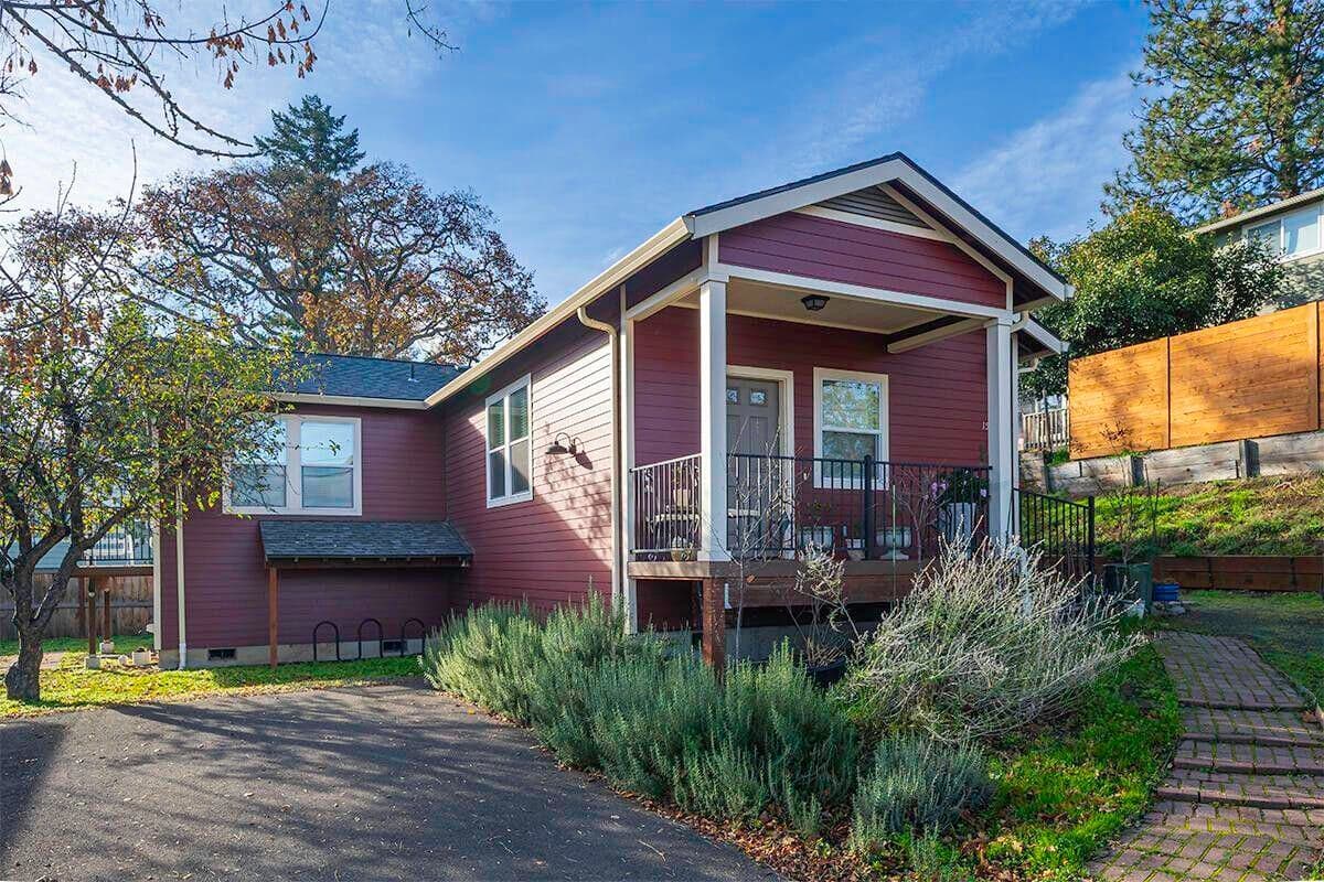 152 Maple - 2 bedrooms and 2 baths, contemporary interior with open floorplan.