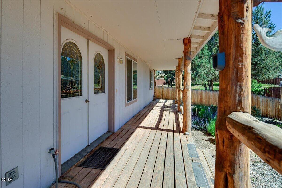 Photo of 6089 Combs 2 of 28