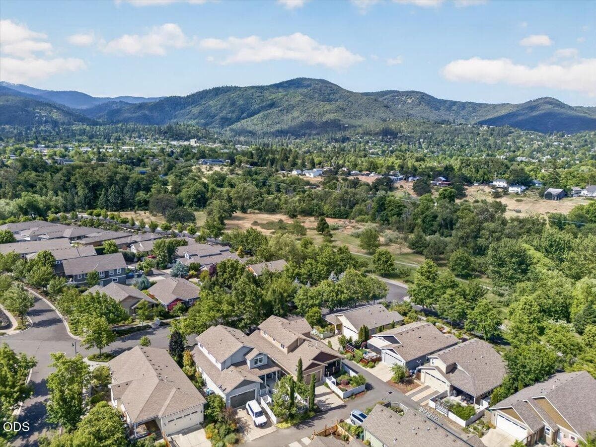 Photo of 345 Fair Oaks 4 of 38