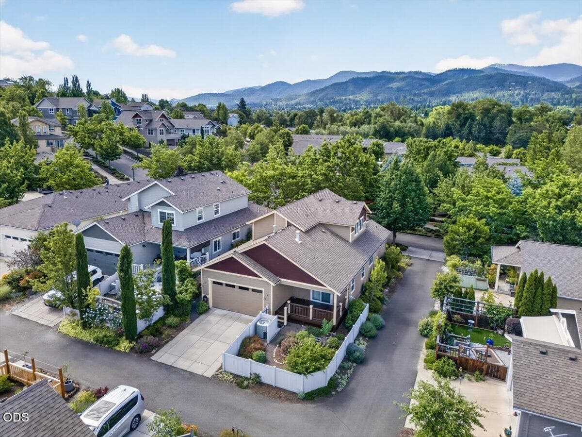 Photo of 345 Fair Oaks 3 of 38