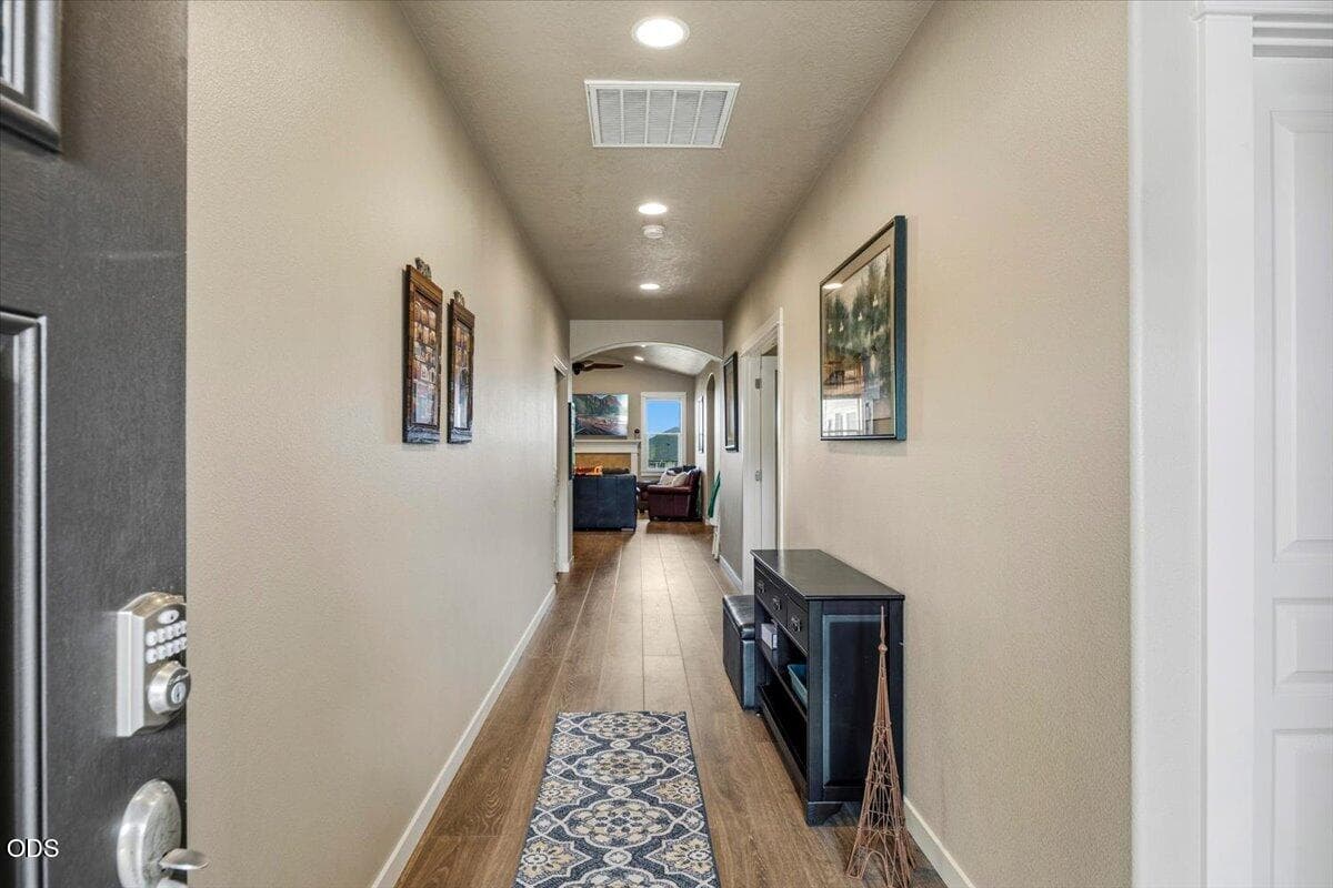 Photo of 4433 Majestic 2 of 47