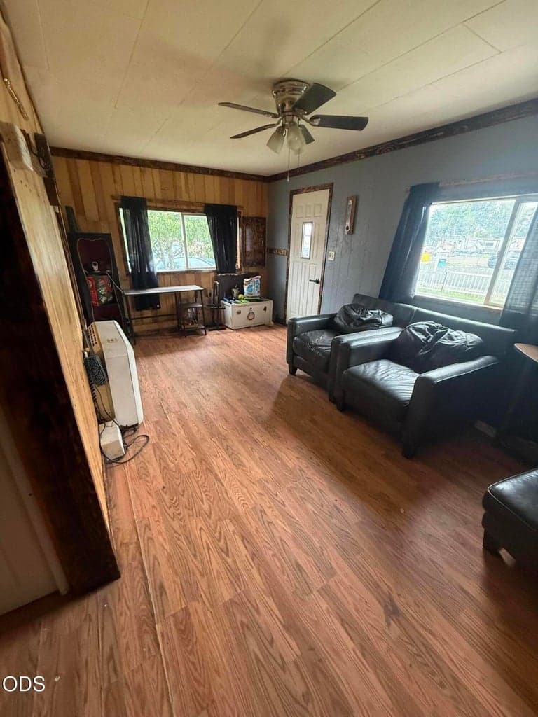 Photo of 2460 Melrose 2 of 9