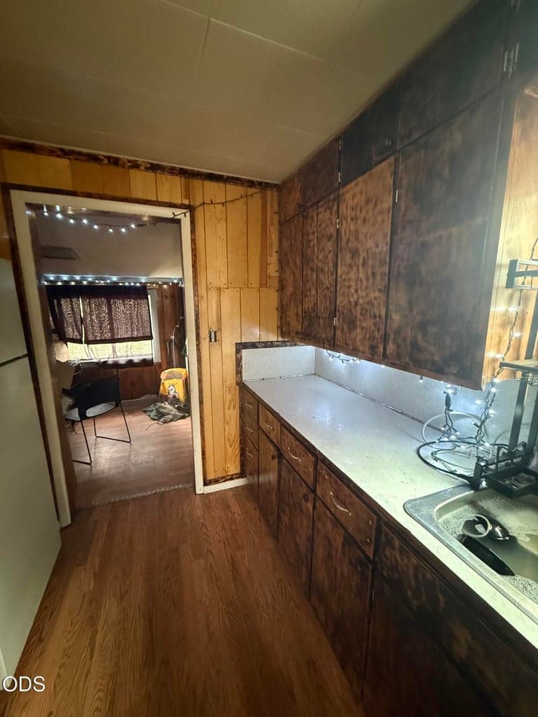 Photo of 2460 Melrose 5 of 9