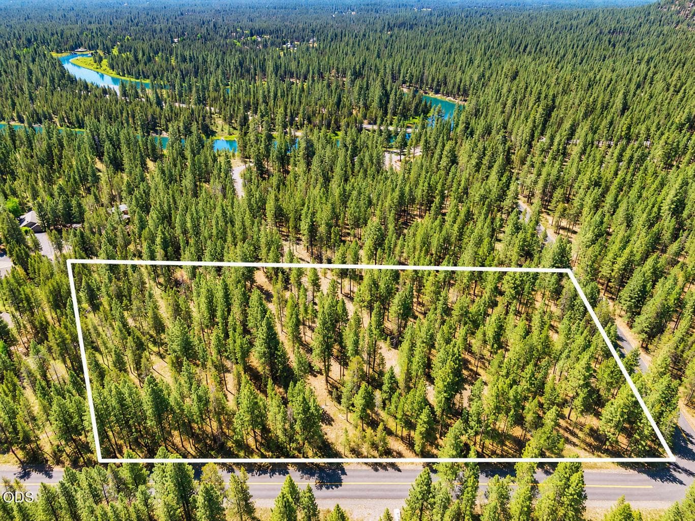4.6 Acres (boundary is approximate)