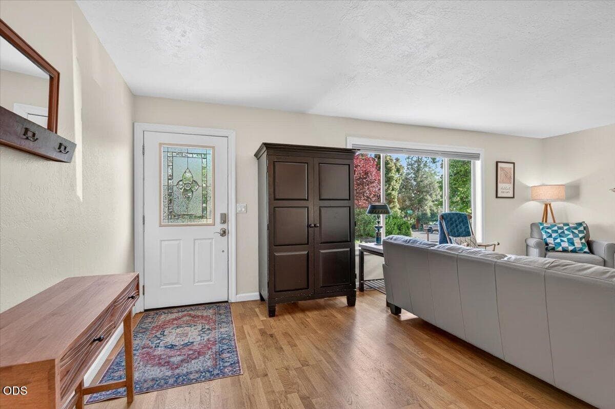 Photo of 2334 Black Oak 3 of 36
