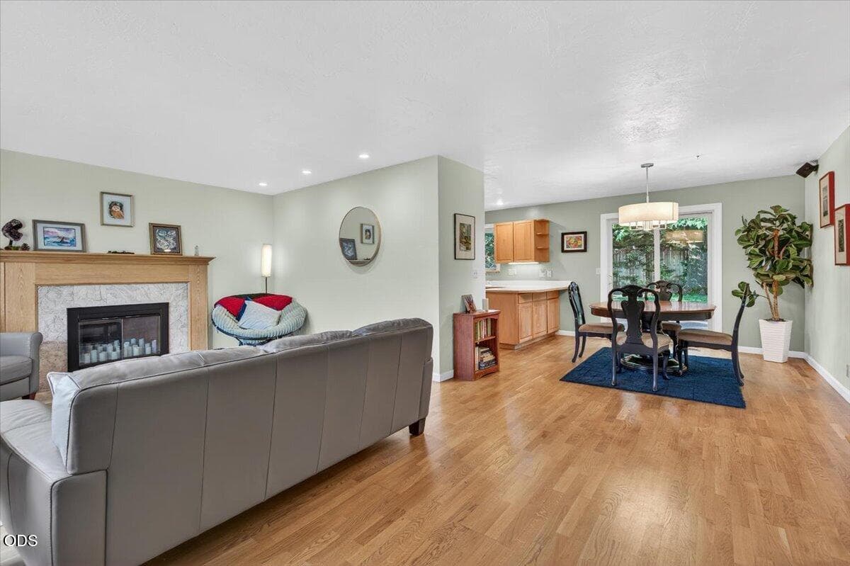 Photo of 2334 Black Oak 4 of 36