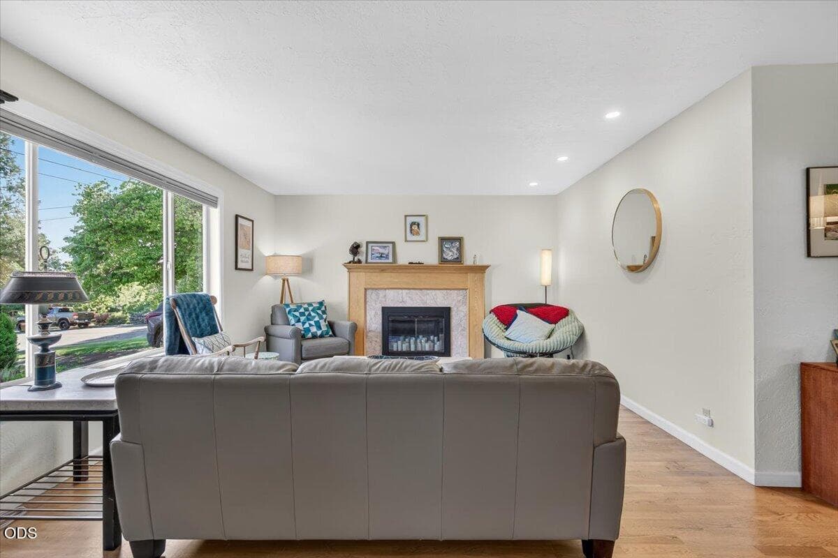 Photo of 2334 Black Oak 5 of 36