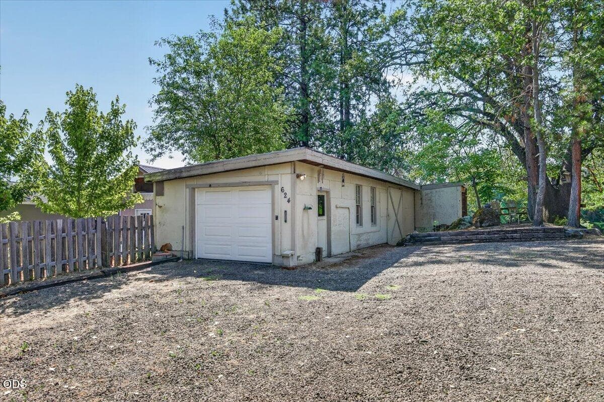 Photo of 624 Crowson 4 of 41